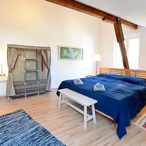 House With Courtyard & Parking Close To Stadtpark Ferienhaus